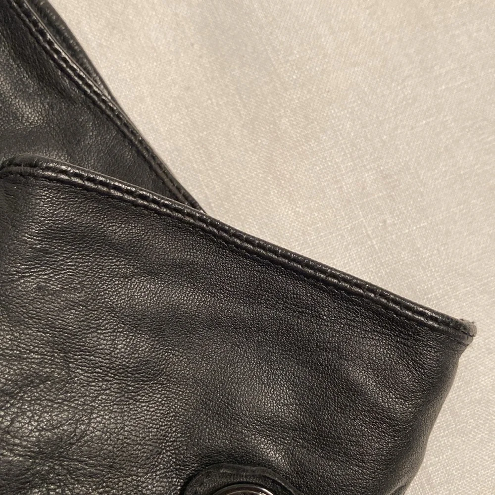 Gap buttery leather women’s gloves with snap M/L fits like a small